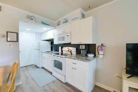 Apartment (1 Bedroom) | Private kitchen | Microwave, oven, stovetop, cookware/dishes/utensils