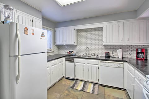 Apartment (2 Bedrooms) | Private kitchen | Microwave, oven, stovetop, dishwasher