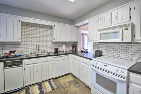 Apartment (2 Bedrooms) | Private kitchen | Microwave, oven, stovetop, dishwasher