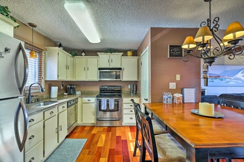 Apartment (3 Bedrooms) | Private kitchen | Microwave, oven, stovetop, dishwasher