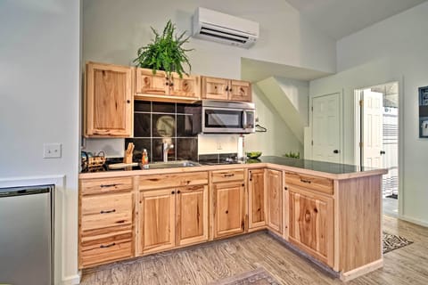 Apartment (0 Bedroom) | Private kitchen | Microwave, cookware/dishes/utensils, paper towels