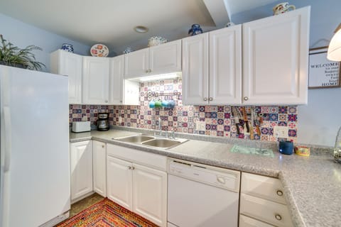 House (2 Bedrooms) | Private kitchen | Microwave, oven, stovetop, dishwasher