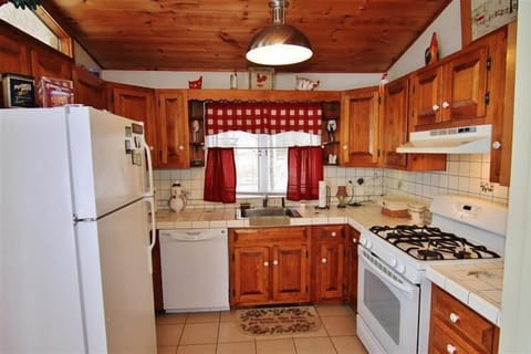 House (3 Bedrooms) | Private kitchen | Microwave, oven, stovetop, dishwasher