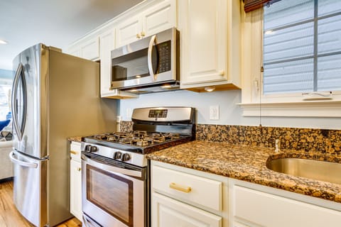 House (1 Bedroom) | Private kitchen | Microwave, oven, stovetop, dishwasher