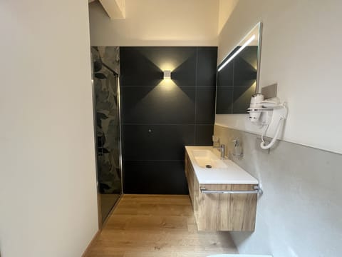 Deluxe Quadruple Room, 1 Queen Bed with Sofa bed, Ensuite | Bathroom | Separate tub and shower, jetted tub, rainfall showerhead