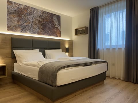 Superior Double Room, 1 Queen Bed, Ensuite | Hypo-allergenic bedding, down comforters, pillowtop beds, in-room safe