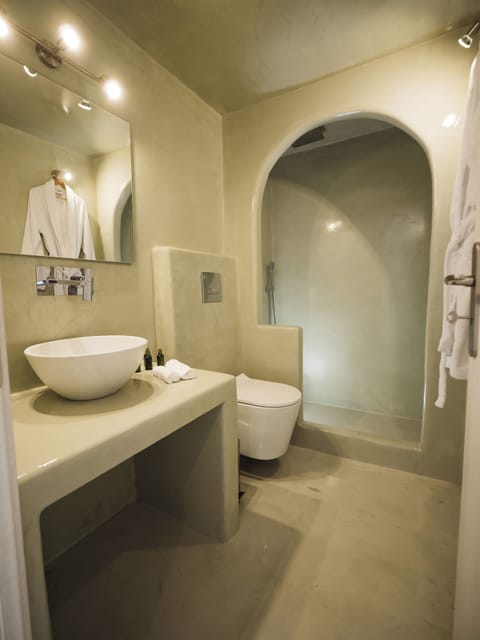 Suite with Outdoor Hot Tub | Bathroom | Shower, free toiletries, hair dryer, slippers