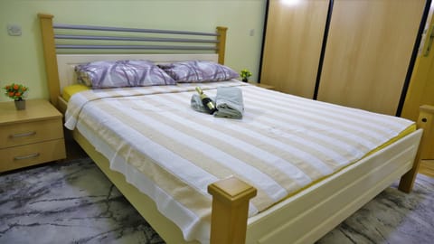 Apartment | 3 bedrooms, iron/ironing board, free WiFi, bed sheets