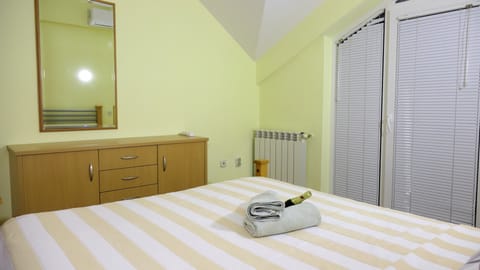 Apartment | 3 bedrooms, iron/ironing board, free WiFi, bed sheets