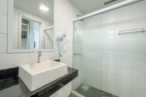 Standard Twin Room | Bathroom | Hair dryer, towels, soap, shampoo