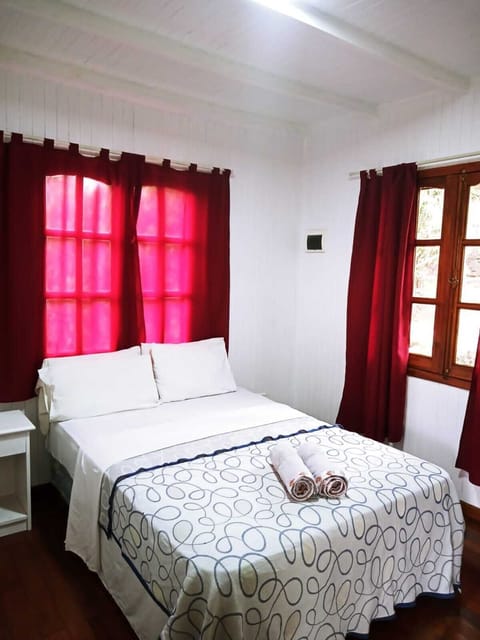 Standard Cabin, 1 Queen Bed, River View | Individually decorated, bed sheets