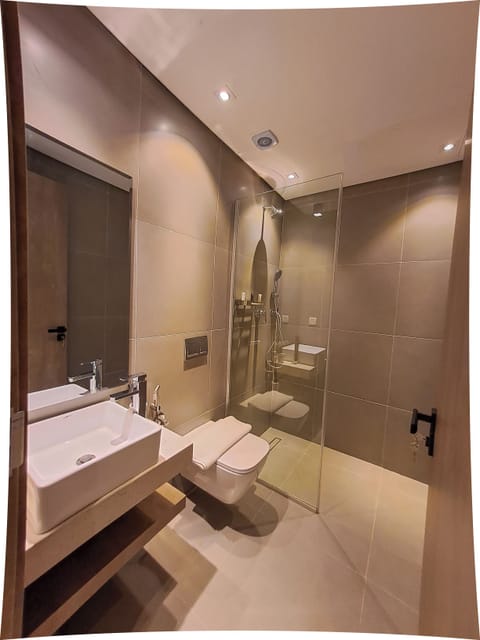 Deluxe Room, 1 King Bed | Bathroom | Deep soaking tub, rainfall showerhead, free toiletries, slippers