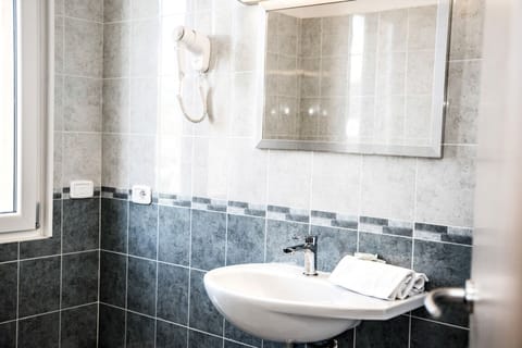 Classic Double or Twin Room, 1 Bedroom | Bathroom | Shower, free toiletries, hair dryer, bidet