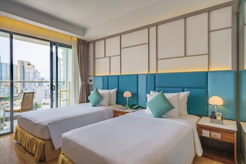 Premier Twin Room | Minibar, soundproofing, free WiFi, bed sheets