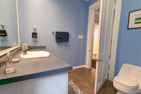 Superior Room, 1 King Bed | Bathroom | Combined shower/tub, designer toiletries, hair dryer, towels