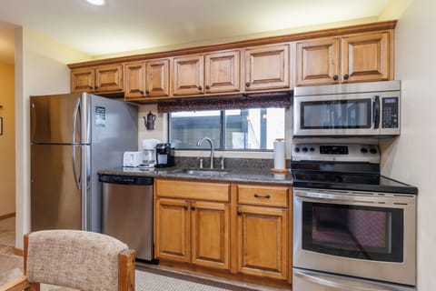 Condo, 3 Bedrooms | Private kitchen | Fridge, oven, coffee/tea maker, toaster