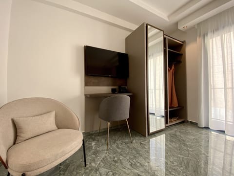 Suite | Down comforters, minibar, in-room safe, desk