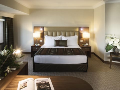 Junior Suite, 1 King Bed | Minibar, in-room safe, desk, laptop workspace
