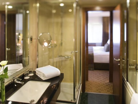 Senior Suite, 1 King Bed | Minibar, in-room safe, desk, laptop workspace