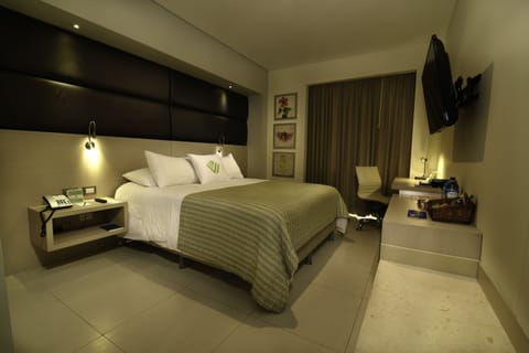 Standard Room, 1 Queen Bed | Premium bedding, minibar, in-room safe, desk