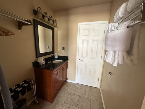 Standard Room | Bathroom | Combined shower/tub, free toiletries, hair dryer, towels