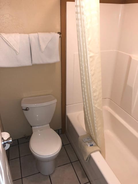 Bathtub, free toiletries, towels