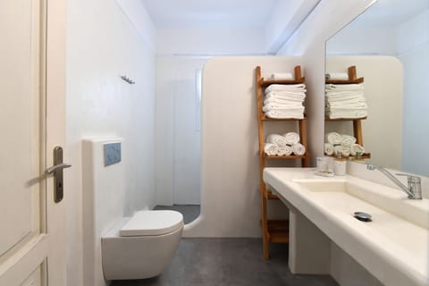 Deluxe Apartment, 3 Bedrooms, Hot Tub, Partial Sea View (Seasonal Hot tub opened May-October) | Bathroom | Shower, hair dryer, towels