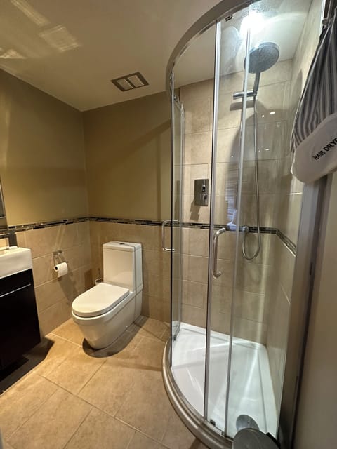 Classic Double Room | Bathroom | Hair dryer, towels