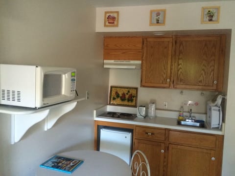 Room, 1 King Bed, Kitchenette, Ground Floor | Private kitchenette | Fridge, microwave, toaster