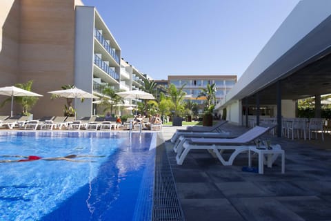 Outdoor pool, pool umbrellas, sun loungers