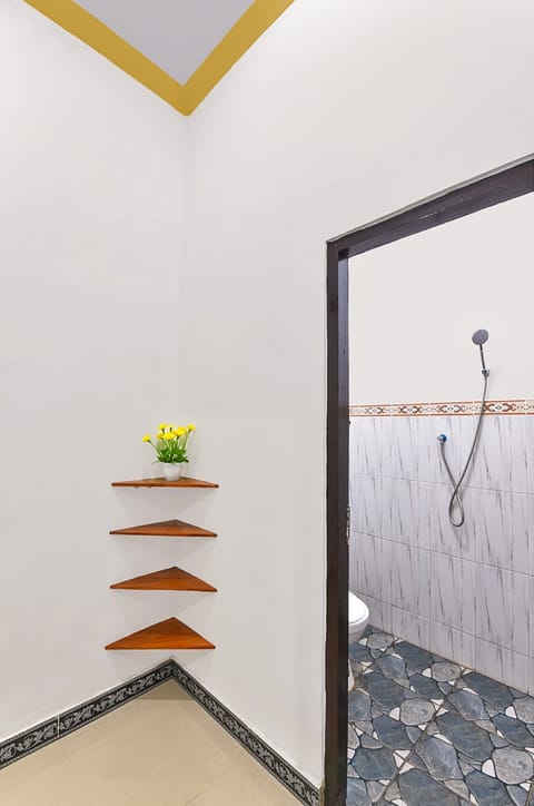 Suite | Bathroom | Shower, towels, toilet paper