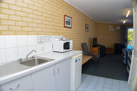 Upstairs Studio Unit  | Private kitchenette | Fridge, microwave, coffee/tea maker, electric kettle