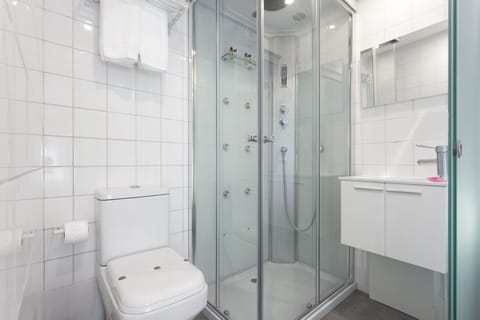 Standard Double Room | Bathroom | Shower, free toiletries, hair dryer, towels