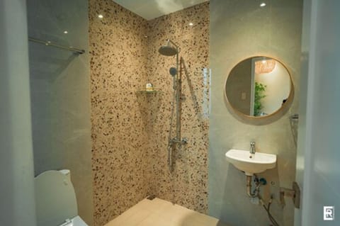 Superior Suite | Bathroom | Hydromassage showerhead, bidet, towels, soap