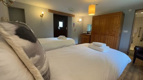 Classic Twin Room | In-room safe, iron/ironing board, free WiFi, bed sheets