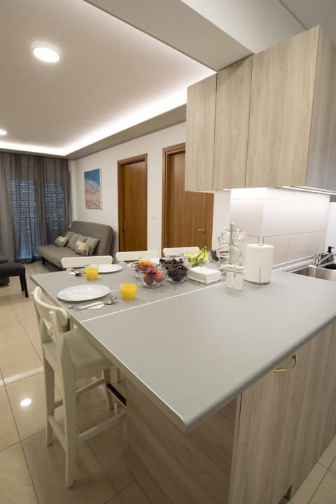 Family Suite, Multiple Beds | Private kitchen | Full-size fridge, microwave, oven, dishwasher