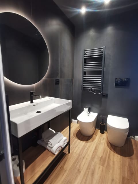 Superior Room | Bathroom | Shower, free toiletries, bidet, towels