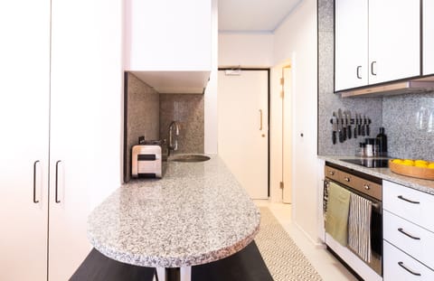 Luxury Studio | Private kitchen | Fridge, microwave, oven, stovetop