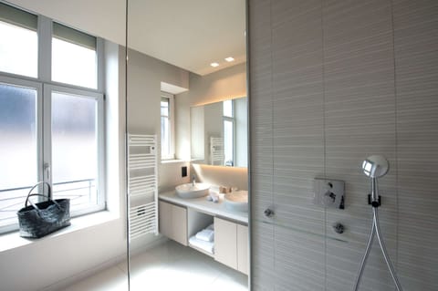 Suite, 1 King Bed, Non Smoking, Terrace | Bathroom