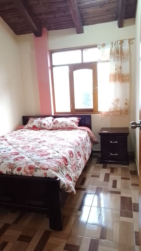 Basic Room, 1 Queen Bed, Shared Bathroom, Mountain View | Free WiFi