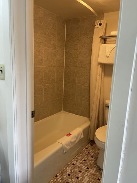 Combined shower/tub, rainfall showerhead, hair dryer, towels