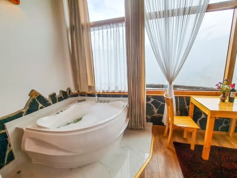 Grand Suite, 1 King Bed, Jetted Tub, Valley View | Private spa tub