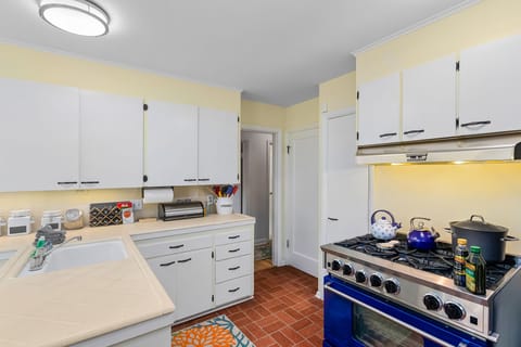Classic Apartment | Private kitchen | Full-size fridge, oven, dishwasher, espresso maker