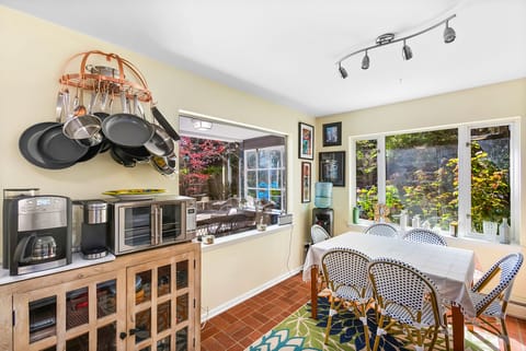 Classic Apartment | In-room dining