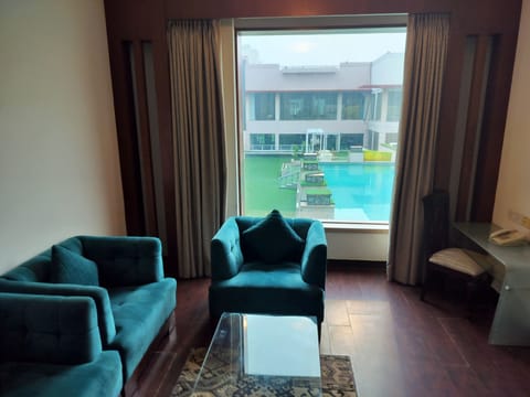 Junior Studio Suite, 1 Bedroom, Non Smoking, Pool View | In-room safe, desk, laptop workspace, blackout drapes