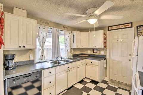 Cottage (2 Bedrooms) | Private kitchen | Microwave, oven, stovetop, dishwasher