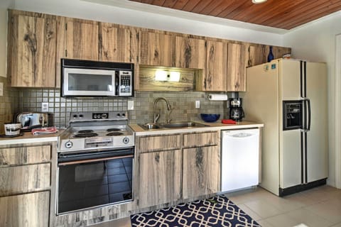 Cottage (2 Bedrooms) | Private kitchen | Microwave, oven, stovetop, dishwasher