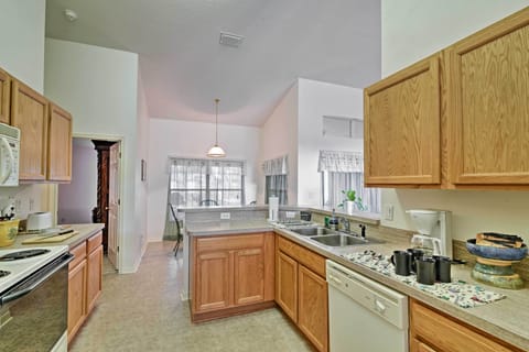 House (4 Bedrooms) | Private kitchen | Microwave, oven, stovetop, dishwasher