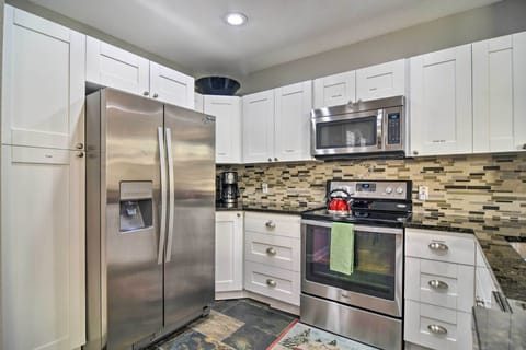 Apartment (4 Bedrooms) | Private kitchen | Microwave, oven, stovetop, dishwasher