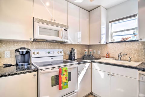 Apartment (4 Bedrooms) | Private kitchen | Microwave, oven, stovetop, dishwasher